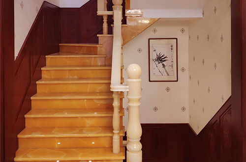 榕江中式别墅室内汉白玉石楼梯的定制安装装饰效果